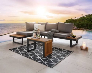 Modernes Schlafzimmerdesign – stilvoll und gemütlich Helles Schlafzimmer mit Doppelbett, Kleiderschrank und dekorativen Elementen