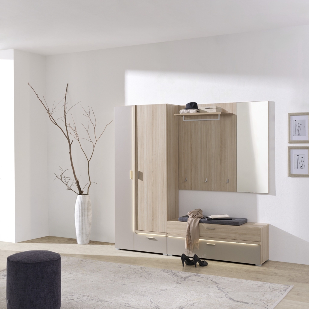 Modernes Schlafzimmerdesign – stilvoll und gemütlich Helles Schlafzimmer mit Doppelbett, Kleiderschrank und dekorativen Elementen