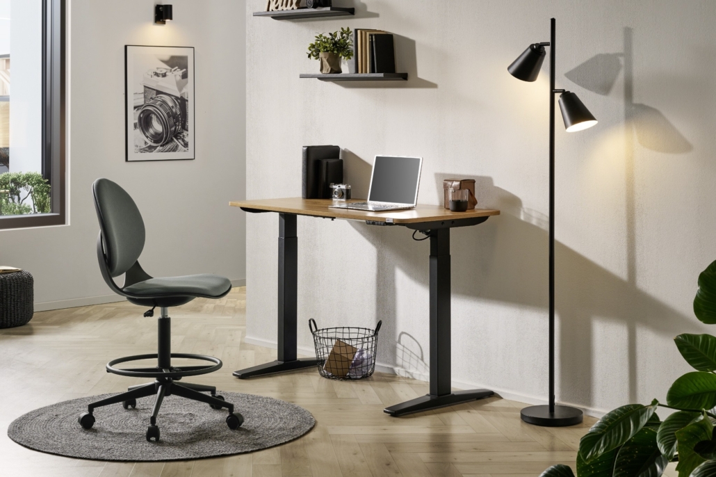 Modernes Schlafzimmerdesign – stilvoll und gemütlich Helles Schlafzimmer mit Doppelbett, Kleiderschrank und dekorativen Elementen